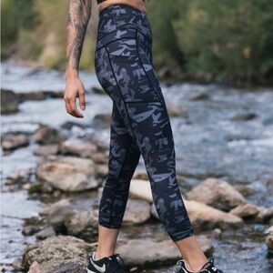 Zyia Active Light N Tight Pocket Capri Leggings Cropped Camo Print Blue Size 6-8